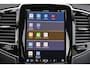Volvo XC90 T8 Recharge AWD Plus Dark - IntelliSafe Assist & Surround - Harman/Kardon audio - Adaptieve LED koplampen - Parkeercamera achter - Verwarmde voorstoelen, stuur & achterbank - Parkeersensoren voor & achter - Elektr. bedienb. voorstoelen met geheugen - Draadloze tel. lader - Extra getint glas - Elektr. inklapbare trekhaak - 20' LMV