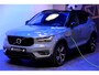 Volvo XC40 1.5 T5 193kW/262pk DCT7 Recharge R-Design HARMAN/KARDON + EL.TREKHAAK + LEER/ALCANTARA + EL.STOEL MET MEMORY + CRUISE + LANE ASSIST + NAVI SENSUS + KEYLESS ENTRY&GO + CAMERA + PARKSENSOREN V&A + 19" LM-VELGEN!!