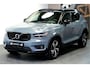 Volvo XC40 1.5 T5 193kW/262pk DCT7 Recharge R-Design HARMAN/KARDON + EL.TREKHAAK + LEER/ALCANTARA + EL.STOEL MET MEMORY + CRUISE + LANE ASSIST + NAVI SENSUS + KEYLESS ENTRY&GO + CAMERA + PARKSENSOREN V&A + 19" LM-VELGEN!!