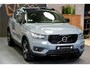 Volvo XC40 1.5 T5 193kW/262pk DCT7 Recharge R-Design HARMAN/KARDON + EL.TREKHAAK + LEER/ALCANTARA + EL.STOEL MET MEMORY + CRUISE + LANE ASSIST + NAVI SENSUS + KEYLESS ENTRY&GO + CAMERA + PARKSENSOREN V&A + 19" LM-VELGEN!!