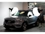 Volvo XC40 1.5 T5 193kW/262pk DCT7 Recharge R-Design HARMAN/KARDON + EL.TREKHAAK + LEER/ALCANTARA + EL.STOEL MET MEMORY + CRUISE + LANE ASSIST + NAVI SENSUS + KEYLESS ENTRY&GO + CAMERA + PARKSENSOREN V&A + 19" LM-VELGEN!!
