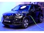 Volvo XC40 1.5 T4 Plug-in Hybrid 155kW/211pk DCT7 Ultimate Dark PANORAMADAK + HARMAN/KARDON + LEER/ALCANTARA + CRUISE + NAVI SENSUS + LANE ASSIST + EL.STOELEN + STOEL-&STUURVERWARMING + CAMERA + KEYLESS + PARKSENSOREN V&A + 19” LM-VELGEN!!