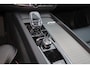 Volvo XC60 T6 Recharge AWD Plus Black Edition - Luchtvering - Panorama/schuifdak - IntelliSafe Assist & Surround - 360º Camera - Bowers & Wilkins audio - Adaptieve LED koplampen - Verwarmde voorstoelen, stuur & achterbank - Parkeersensoren voor & achter - Elektr. bedienb. voorstoelen met geheugen - Draadloze tel. lader - Extra getint glas - Elektr. inklapbare trekhaak - 21' LMV