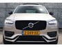 Volvo XC90 2.0 T8 Recharge AWD Ultimate Dark | Luchtvering | Head-up display | Bowers & Wilkins Audio | Elektr. verstelbare voorstoelen i.c.m. Memory | Stoel + stuurverwarming | 360 Camera | Schuif-\-kanteldak | Lederen dashoboard | Gelamineerde ramen |