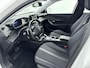 Peugeot 2008 SUV Allure Pack 130pk Automaat | Navigatie via Apple CarPlay / Android Auto | Achteruitrijcamera | 3D Cockpit | Stoelverwarming | Climate Control | Adaptieve Cruise Control | Parkeersensoren | Keyless start | Bluetooth | DAB+ radio | Elektrisch inklapbare spiegels | Donker getint glas | 17" lichtmetalen velgen |