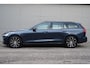 Volvo V60 T6 Plug-in hybrid AWD Plus Dark | 2000 kg trekgewicht | Elektrische stoelen met geheugen | Harman/Kardon Audio | Stoel & Stuurverwarming | Dodehoeksensoren | adaptieve cruise controle |