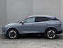 Nissan Qashqai 1.3 MHEV Xtronic N-Connecta / Fabrieksgarantie tot 03-2028 < 100.000km ** / Facelift Nieuw Model / Cold Pack / HUD / Trekgewicht 1800 kg / Stuur-, Stoel en Voorruit verwarming / Elektrische achterklep / Camera 360° / Adaptief CC / Apple Carplay Android Auto /18" LM wielen met All Season banden /