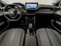 Peugeot 208 Hybrid 100 e-DCS6 Allure Automaat (VIRTUAL COCKPIT, APPLE CARPLAY, GROOT NAVI, 360 CAMERA, LEDER, STOELVERWARMING, SPORTSTOELEN, ADAPTIVE CRUISE, GETINT GLAS, NIEUWSTAAT)