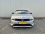 Opel Astra Sports Tourer 1.6 TURBO 180PK HYBRID | AUTOMAAT | Parkeersensoren rondom | Adaptieve cruise control | 17 inch LMV | Zwarte spiegelkappen | Airco | Achterbank in delen neerklapbaar | Airco | Airco (automatisch)