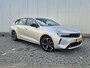 Opel Astra Sports Tourer 1.6 TURBO 180PK HYBRID | AUTOMAAT | Parkeersensoren rondom | Adaptieve cruise control | 17 inch LMV | Zwarte spiegelkappen | Airco | Achterbank in delen neerklapbaar | Airco | Airco (automatisch)