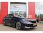 BMW 5-Serie 550e 490PK xDRIVE | ICONIC GLOW GRILL | PANORAMA DAK | MEESTURENDE ACHTERAS | STUUR VERWARMING | M SPORT PAKKET PRO | 20" LICHTMETALEN VELGEN | ZONNESCHERM ACHTERRUIT ELEKTRISCH | INTERIEURLIJSTEN M DONKERZILVER/CARBON FIBER | BOWERS & WILKINS AUDIO SYSTEM | DRIVING ASSISTANT PLUS | SHADOW LINE | INNOVATIE PAKKET | TRAVEL PAKKET | COMFORT PAKKET (AUTOMATISCHE AIRCONDITIONING 4 ZONES MET AUTOMATISCHE LUCHTCIRCULATIEFUNCTIE, STOELVERWARMING VOOR + ACHTER, STOELEN ELEKTRISCH VERSTELBAAR MET MEMORY, ACTIEVE STOELVENTILATIE VOOR) | BMW INDIVIDUAL LEER MERINO SILVERSTONE/ATLAS GRIJS | COMFORT ACCES | DRAADLOZE TELEFOONLADER | DRAADLOZE APPLE CARPLAY/ANDROID AUTO | NAVIGATIE PROFFESIONAL | SFEER VERLICHTING | 360° CAMERA | ELEKTRISCH BEDIENBARE ACHTERKLEP | HEAD UP DISPLAY | ELEKTRISCH BEDIENBAAR STUURKOLOM | BMW INDIVIDUAL TANSANIT BLAU |