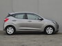 Hyundai i10 1.0 Comfort Smart Handgeschakeld / Allseason banden / Navigatie via Apple Carplay of Android Auto / Cruise control / Stuur en Stoel verwarming / Achteruitrijcamera / Climate control