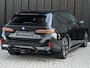 BMW 5-Serie Touring 550e XDRIVE | M-SPORT PRO | SHADOW LINE | M-SPORT SEATS | ALCANTARA HEMEL | CARBON PACKAGE | PANORAMADAK | ICONIC GRILL | ACHTERBANK VERWARMD | BOWERS&WILKINS | ACTIVE CRUISE | HEAD-UP | STUURVERWARMING | COMFORT ACCESS