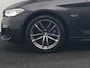 BMW 5-Serie Touring 520e M Sport Plug In Hybrid 204pk Dealer O.H PHEV | Trekhaak af Fabriek | Adaptive Cruise | Alcantara Sportstoelen Verwarmd | Camera | Navi Pro | Sfeerverlichting | Apple Carplay |