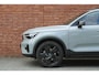 Volvo XC40 B4 Plus Black Edition | Panoramadak | 20 inch lichtmetalen velgen | Harman Kardon | Demo | Stoel- / stuurwielverwarming | 360 graden camera