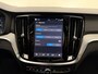Volvo V60 T6 350pk Plug-in hybrid AWD Plus Dark / €3300,- Voorraadkorting / Panoramisch dak / Head-up display / Keyless / 360Camera / H&K Audio / Sportstoelen.