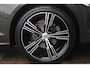 Volvo V60 2.0 B4 211PK PLUS DARK |19" 5-MULTI SPAAKS BLACK DIAMOND CUT LICHTMETALEN VELGEN | PILOT ASSIST | REMOTE START | APPLE CARPLAY / ANDROID AUTO | NAVIGATIE BY GOOGLE | DRAADLOZE TELEFOONLADER | PARK ASSIST - ACHTERUITRIJCAMERA EN PAKEERSENSOREN VOOR + ACHTER | ADAPTIEVE CRUISECONTROL | R-DESIGN BEKLEDING MET NAPPA LEDER I.C.M. OPEN GRID TEXTIEL | POWERSEATS - BEIDE VOORSTOELEN ELEKTRISCH VERSTELBAAR MET GEHEUGENFUNCTIE | STOELVERWARMING | SFEERVERLICHTING | LIGHTING PACK - FULL LED KOPLAMPEN MET ACTIEF GROOTLICHT EN KOPLAMPSPROEIERS | LED MISTLAMPEN | INTELLSAFE SURROUND MET O.A. DODEHOEK BEWAKING | 4 ZONE ELECTRONIC CLIMATE CONTROL MET TOUCHSCREENBEDIENING ACHTER | ELEKTRISCH BEDIENBARE ACHTERKLEP | VOLVO HIGH PERFORMANCE AUDIO | GLANZEND ZWARTE RAAMOMLIJSTING EN SPIEGELKAPPEN | GLANZEND ZWARTE DAKRAILS EN GRILLE | VOOR EN ACHTERBUMPER IN SPORTUITVOERING | EXTRA GETINTE RUITEN ACHTER | ZWARTE HEMELBEKLEDING |