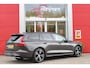 Volvo V60 2.0 B4 211PK PLUS DARK |19" 5-MULTI SPAAKS BLACK DIAMOND CUT LICHTMETALEN VELGEN  | PILOT ASSIST | REMOTE START | APPLE CARPLAY / ANDROID AUTO | NAVIGATIE BY GOOGLE | DRAADLOZE TELEFOONLADER | PARK ASSIST - ACHTERUITRIJCAMERA EN PAKEERSENSOREN VOOR + ACHTER |  ADAPTIEVE CRUISECONTROL | R-DESIGN BEKLEDING MET NAPPA LEDER I.C.M. OPEN GRID TEXTIEL | POWERSEATS - BEIDE VOORSTOELEN ELEKTRISCH VERSTELBAAR MET GEHEUGENFUNCTIE | STOELVERWARMING | SFEERVERLICHTING | LIGHTING PACK - FULL LED KOPLAMPEN MET ACTIEF GROOTLICHT EN KOPLAMPSPROEIERS | LED MISTLAMPEN | INTELLSAFE SURROUND MET O.A. DODEHOEK BEWAKING | 4 ZONE ELECTRONIC CLIMATE CONTROL MET TOUCHSCREENBEDIENING ACHTER | ELEKTRISCH BEDIENBARE ACHTERKLEP | VOLVO HIGH PERFORMANCE AUDIO | GLANZEND ZWARTE RAAMOMLIJSTING EN SPIEGELKAPPEN | GLANZEND ZWARTE DAKRAILS EN GRILLE | VOOR EN ACHTERBUMPER IN SPORTUITVOERING | EXTRA GETINTE RUITEN ACHTER | ZWARTE HEMELBEKLEDING |