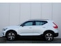 Volvo XC40 B4 Automaat Plus Dark | Verwarmbare voorstoelen | Verwarmbaar stuurwiel | Verwarmbare voorruit | Premium audio by Harman Kardon | Trekhaak | 18 inch Lichtmetalen velgen