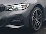 BMW 3-Serie Touring 330e xDrive M Sport Plug In Hybrid 293pk Dealer O.H. PHEV | Trekhaak Af Fabriek | Panodak | Harman & Kardon | Adaptief Onderstel | Camera | Alcantara Sportstoelen Verwarmd | Sfeerverlichting | Apple Carplay | Stuur Verwarmd | Navigatie | DAB |