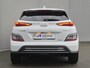 Hyundai Kona Electric EV Fashion 64 kWh Automaat / Accu SOH 100% / Fabrieksgarantie tot 09-2026 / Dealer onderhouden / Head Up Display HUD / WLTP bereik 484 km bereik stad 660 km / Stuur en Stoel verwarming / Warmtepomp / Adaptief CC /