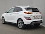 Hyundai Kona Electric EV Fashion 64 kWh Automaat / Accu SOH 100% / Fabrieksgarantie tot 09-2026 / Dealer onderhouden / Head Up Display HUD / WLTP bereik 484 km bereik stad 660 km / Stuur en Stoel verwarming / Warmtepomp / Adaptief CC /