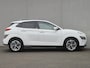 Hyundai Kona Electric EV Fashion 64 kWh Automaat / Accu SOH 100% / Fabrieksgarantie tot 09-2026 / Dealer onderhouden / Head Up Display HUD / WLTP bereik 484 km bereik stad 660 km / Stuur en Stoel verwarming / Warmtepomp / Adaptief CC /