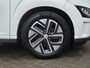 Hyundai Kona Electric EV Fashion 64 kWh Automaat / Accu SOH 100% / Fabrieksgarantie tot 09-2026 / Dealer onderhouden / Head Up Display HUD / WLTP bereik 484 km bereik stad 660 km / Stuur en Stoel verwarming / Warmtepomp / Adaptief CC /