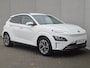 Hyundai Kona Electric EV Fashion 64 kWh Automaat / Accu SOH 100% / Fabrieksgarantie tot 09-2026 / Dealer onderhouden / Head Up Display HUD / WLTP bereik 484 km bereik stad 660 km / Stuur en Stoel verwarming / Warmtepomp / Adaptief CC /