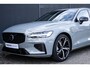 Volvo V60 T6 Plug-in hybrid AWD Plus Dark | Verwarmbare voorstoelen | Verwarmbaar stuurwiel | Verwarmbare achterbank | Charcoal Sportleder | Zwarte hemel | 19 inch Lichtmetalen velgen | Parkeercamera | Elektrische verstelbare voorstoelen met geheugen | Premium audio by Harman Kardon |