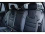 Volvo V60 T6 Plug-in hybrid AWD Plus Dark | Verwarmbare voorstoelen | Verwarmbaar stuurwiel | Verwarmbare achterbank | Charcoal Sportleder | Zwarte hemel | 19 inch Lichtmetalen velgen | Parkeercamera | Elektrische verstelbare voorstoelen met geheugen | Premium audio by Harman Kardon |