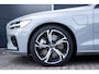 Volvo V60 T6 Plug-in hybrid AWD Plus Dark | Verwarmbare voorstoelen | Verwarmbaar stuurwiel | Verwarmbare achterbank | Charcoal Sportleder | Zwarte hemel | 19 inch Lichtmetalen velgen | Parkeercamera | Elektrische verstelbare voorstoelen met geheugen | Premium audio by Harman Kardon |