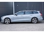 Volvo V60 T6 Plug-in hybrid AWD Plus Dark | Verwarmbare voorstoelen | Verwarmbaar stuurwiel | Verwarmbare achterbank | Charcoal Sportleder | Zwarte hemel | 19 inch Lichtmetalen velgen | Parkeercamera | Elektrische verstelbare voorstoelen met geheugen | Premium audio by Harman Kardon |