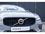 Volvo V60 T6 Plug-in hybrid AWD Plus Dark | Verwarmbare voorstoelen | Verwarmbaar stuurwiel | Verwarmbare achterbank | Charcoal Sportleder | Zwarte hemel | 19 inch Lichtmetalen velgen | Parkeercamera | Elektrische verstelbare voorstoelen met geheugen | Premium audio by Harman Kardon |