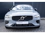 Volvo V60 T6 Plug-in hybrid AWD Plus Dark | Verwarmbare voorstoelen | Verwarmbaar stuurwiel | Verwarmbare achterbank | Charcoal Sportleder | Zwarte hemel | 19 inch Lichtmetalen velgen | Parkeercamera | Elektrische verstelbare voorstoelen met geheugen | Premium audio by Harman Kardon |