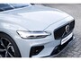 Volvo V60 T6 Plug-in hybrid AWD Plus Dark | Verwarmbare voorstoelen | Verwarmbaar stuurwiel | Verwarmbare achterbank | Charcoal Sportleder | Zwarte hemel | 19 inch Lichtmetalen velgen | Parkeercamera | Elektrische verstelbare voorstoelen met geheugen | Premium audio by Harman Kardon |