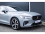 Volvo V60 T6 Plug-in hybrid AWD Plus Dark | Verwarmbare voorstoelen | Verwarmbaar stuurwiel | Verwarmbare achterbank | Charcoal Sportleder | Zwarte hemel | 19 inch Lichtmetalen velgen | Parkeercamera | Elektrische verstelbare voorstoelen met geheugen | Premium audio by Harman Kardon |