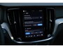 Volvo V60 T6 Plug-in hybrid AWD Plus Dark | Verwarmbare voorstoelen | Verwarmbaar stuurwiel | Verwarmbare achterbank | Charcoal Sportleder | Zwarte hemel | 19 inch Lichtmetalen velgen | Parkeercamera | Elektrische verstelbare voorstoelen met geheugen | Premium audio by Harman Kardon |