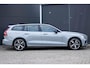 Volvo V60 T6 Plug-in hybrid AWD Plus Dark | Verwarmbare voorstoelen | Verwarmbaar stuurwiel | Verwarmbare achterbank | Charcoal Sportleder | Zwarte hemel | 19 inch Lichtmetalen velgen | Parkeercamera | Elektrische verstelbare voorstoelen met geheugen | Premium audio by Harman Kardon |