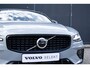 Volvo V60 T6 Plug-in hybrid AWD Plus Dark | Verwarmbare voorstoelen | Verwarmbaar stuurwiel | Verwarmbare achterbank | Charcoal Sportleder | Zwarte hemel | 19 inch Lichtmetalen velgen | Parkeercamera | Elektrische verstelbare voorstoelen met geheugen | Premium audio by Harman Kardon |