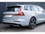 Volvo V60 T6 Plug-in hybrid AWD Plus Dark | Verwarmbare voorstoelen | Verwarmbaar stuurwiel | Verwarmbare achterbank | Charcoal Sportleder | Zwarte hemel | 19 inch Lichtmetalen velgen | Parkeercamera | Elektrische verstelbare voorstoelen met geheugen | Premium audio by Harman Kardon |