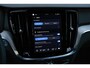 Volvo V60 T6 Plug-in hybrid AWD Plus Dark | Verwarmbare voorstoelen | Verwarmbaar stuurwiel | Verwarmbare achterbank | Charcoal Sportleder | Zwarte hemel | 19 inch Lichtmetalen velgen | Parkeercamera | Elektrische verstelbare voorstoelen met geheugen | Premium audio by Harman Kardon |