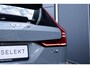 Volvo V60 T6 Plug-in hybrid AWD Plus Dark | Verwarmbare voorstoelen | Verwarmbaar stuurwiel | Verwarmbare achterbank | Charcoal Sportleder | Zwarte hemel | 19 inch Lichtmetalen velgen | Parkeercamera | Elektrische verstelbare voorstoelen met geheugen | Premium audio by Harman Kardon |
