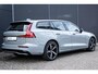 Volvo V60 T6 Plug-in hybrid AWD Plus Dark | Verwarmbare voorstoelen | Verwarmbaar stuurwiel | Verwarmbare achterbank | Charcoal Sportleder | Zwarte hemel | 19 inch Lichtmetalen velgen | Parkeercamera | Elektrische verstelbare voorstoelen met geheugen | Premium audio by Harman Kardon |