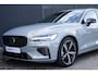 Volvo V60 T6 Plug-in hybrid AWD Plus Dark | Verwarmbare voorstoelen | Verwarmbaar stuurwiel | Verwarmbare achterbank | Charcoal Sportleder | Zwarte hemel | 19 inch Lichtmetalen velgen | Parkeercamera | Elektrische verstelbare voorstoelen met geheugen | Premium audio by Harman Kardon |