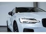 Volvo V60 T6 Automaat Plug-in hybrid AWD Ultra Dark | Harman Kardon Premium Audio | Lederen bekleding | Parkeercamera | Google Infotainment | Stoelverwarming | Stuurwielverwarming | Semi-Elektrische inklapbare trekhaak