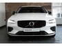 Volvo V60 T6 Automaat Plug-in hybrid AWD Ultra Dark | Harman Kardon Premium Audio | Lederen bekleding | Parkeercamera | Google Infotainment | Stoelverwarming | Stuurwielverwarming | Semi-Elektrische inklapbare trekhaak