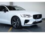 Volvo V60 T6 Automaat Plug-in hybrid AWD Ultra Dark | Harman Kardon Premium Audio | Lederen bekleding | Parkeercamera | Google Infotainment | Stoelverwarming | Stuurwielverwarming | Semi-Elektrische inklapbare trekhaak