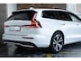 Volvo V60 T6 Automaat Plug-in hybrid AWD Ultra Dark | Harman Kardon Premium Audio | Lederen bekleding | Parkeercamera | Google Infotainment | Stoelverwarming | Stuurwielverwarming | Semi-Elektrische inklapbare trekhaak