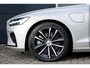 Volvo V60 T6 Plug-in hybrid AWD Plus Dark | Verwarmbare Voorstoelen (met geheugen) | Stuurwiel en Achterbank | Semi-Elektrische Trekhaak | Verwarmbare Voorruit | Premium Audio by Harman Kardon | 360-Camera